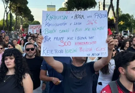 “Karikuesin e hoqa nga priza, prap nuk bleva dot 300 apartamente si Belinda”/ Qytetarët ironizojnë me pankarta në duar