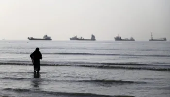 Katër cisterna iraniane thyejnë bllokadën, transportojnë 7 milionë fuçi naftë përmes Hormuzit