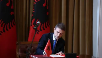 Katër muaj në detyrë, Hoxha bën bilancin: Sot emri i Shqipërisë lidhet gjithnjë e më shumë me suksesin dhe zhvillimin