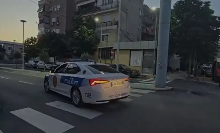 Kavajë/ Vëllai godet me thikë vëllanë, 74-vjeçari ndërron jetë rrugës për në spital (EMRAT)