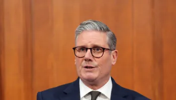 Keir Starmer jep dorëheqjen si kryeministër i Britanisë