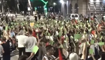 Këmbëkryq në Bulevard, protestuesit “miratojnë” dorëheqjen e Ramës me kartonët jeshilë: Populli vendos