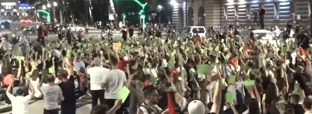 Këmbëkryq në Bulevard, protestuesit “miratojnë” dorëheqjen e Ramës me kartonët jeshilë: Populli vendos