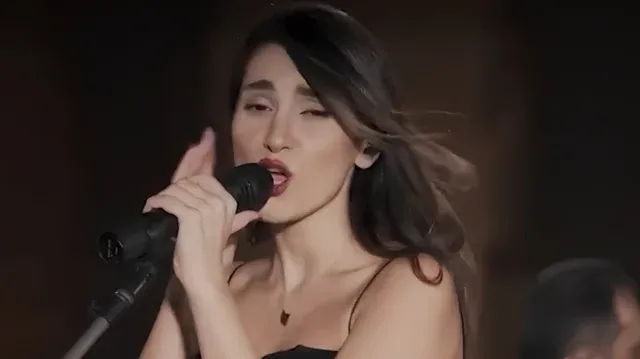Këndoi pa hixhab në një koncert online, këngëtarja iraniane dënohet me 74 rrahje me kamzhik