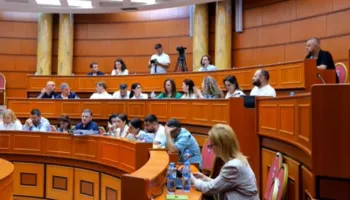 “Keni shkatërruar jetën e qytetarëve?”/ Përjashtohet anëtarja e ‘Lëvizja Bashkë’ nga mbledhja e Këshillit Bashkiak