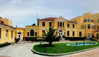 “Kërcënimet në emrin tonë janë plotësisht të pavërteta”, ambasada e SHBA rrëzon pretendimet e protestuesit