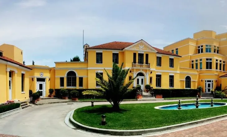 “Kërcënimet në emrin tonë janë plotësisht të pavërteta”, ambasada e SHBA rrëzon pretendimet e protestuesit