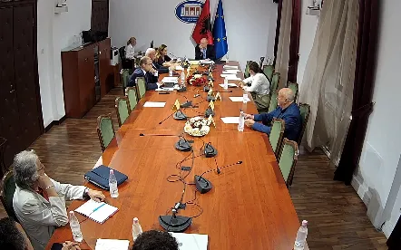 Kërcënohet deputetja Koçeku? Hasani debate me Vokshin: Nëse ndihet e kërcënuar, t’i drejtohet organeve kompetente