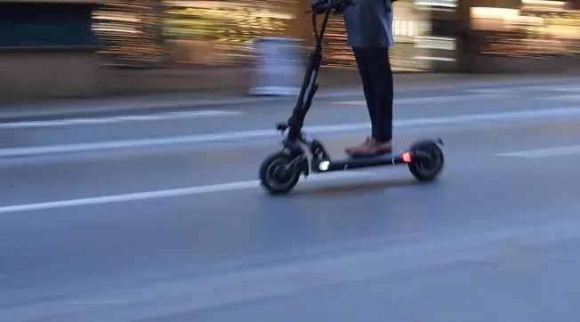 Kërkesa për anulimin e udhëzimit për ndalimin e qarkullimit të patinave elektrike, Gjykata Kushtetuese nuk e kalon për shqyrtim