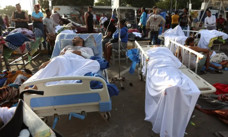 Kërkohen të zhdukurit nën rrënoja në Venezuelë, numri i të vdekurve i ka kaluar 900, ekipet e shpëtimit në garë me kohën