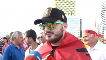 ‘Kërkojmë dorëheqjen e Ramës’, studenti rendit kërkesat: Zgjedhje të lira dhe largim i sistemit të patronazhimit