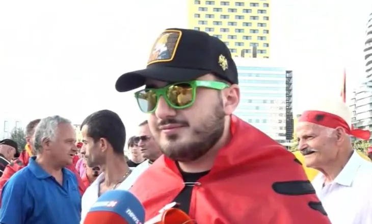 ‘Kërkojmë dorëheqjen e Ramës’, studenti rendit kërkesat: Zgjedhje të lira dhe largim i sistemit të patronazhimit