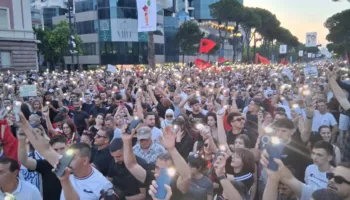 Kërkojnë mbrojtjen e Zvërnecit, pas 2 orësh përfundon protesta përpara Kryeministrisë, nesër qytetarët sërish tubim