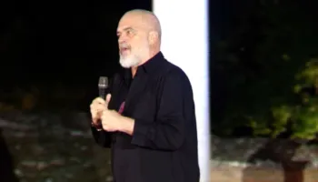 “Kësaj i thonë të kesh dy b*thë, një ta mbash e një ta çash”, Rama kritikon blogerët që mbështesin protestat në Zvërnec