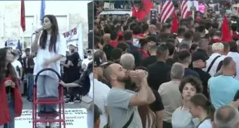 “Këto janë ditë të bukura dhe emocionuese”/ Protesta qytetare, protestuesja: Domethënie historike për të gjithë ne