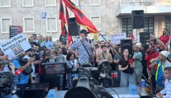 “Këtu ka dashuri pa hesap”, Mehdi Malkaj emocionohet në protestë: Nëse Rama e ka ndarë mendjen se do të rrijë, mjerë ai