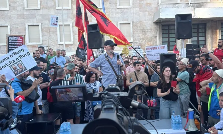 “Këtu ka dashuri pa hesap”, Mehdi Malkaj emocionohet në protestë: Nëse Rama e ka ndarë mendjen se do të rrijë, mjerë ai