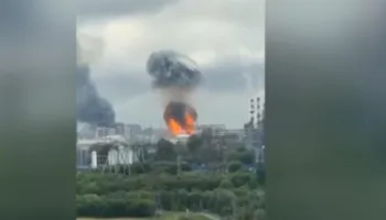 Kievi sulmon ashpër Moskën, godet rafinerinë e naftës/ Zelensky: Nëse digjet Ukraina, do të digjet edhe Rusia