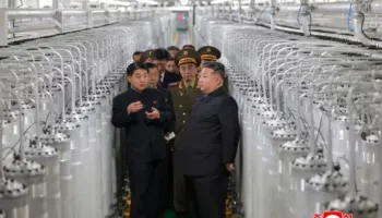 Kim Jong Un inspekton centralin e ri bërthamor, planifikon rritje të prodhimit
