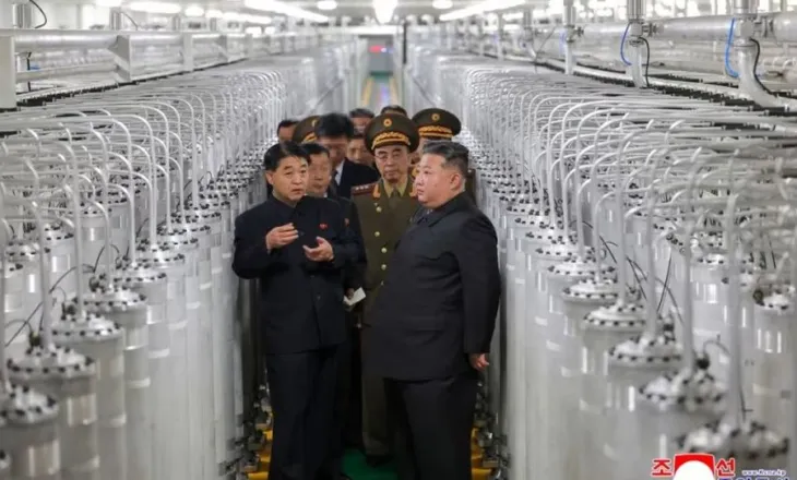 Kim Jong Un inspekton centralin e ri bërthamor, planifikon rritje të prodhimit