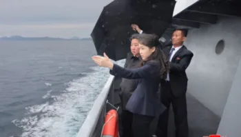 Kim Jong Un merr pjesë në provën e navigimit të shkatërruesit Kang Kon