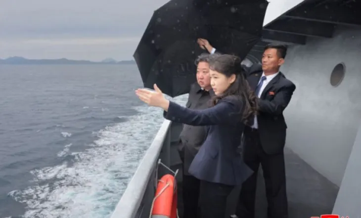 Kim Jong Un merr pjesë në provën e navigimit të shkatërruesit Kang Kon