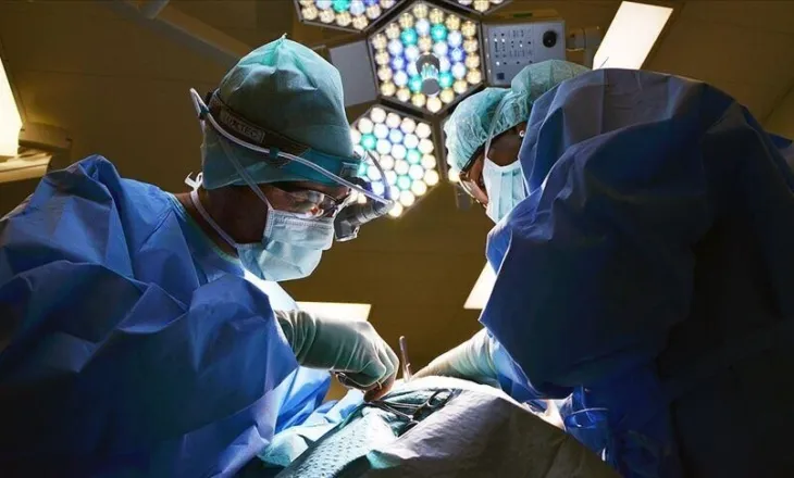 Kina kryen transplantin e parë të mëlçisë dhe veshkave të derrit te një pacient