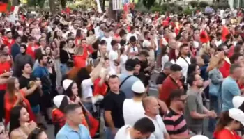 Koçeku braktisi Ramën, qytetarët ‘shpërthejnë’ në festë para Kryeministrisë: E presim në shesh!