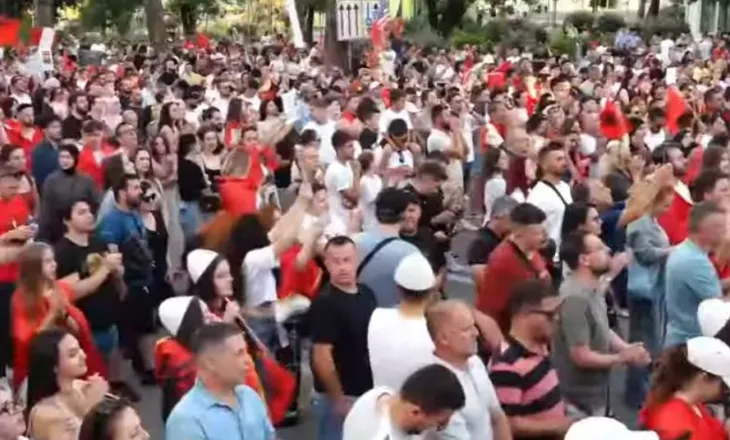 Koçeku braktisi Ramën, qytetarët ‘shpërthejnë’ në festë para Kryeministrisë: E presim në shesh!