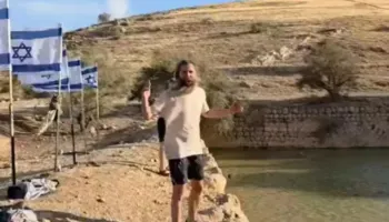 Kolonët izraelitë devijojnë ujin e palestinezëve dhe shndërrojnë një zonë arkeologjike në pishinë turistike