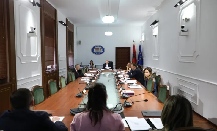 Komisioni i Ligjeve rrëzon nismat për monopatinat dhe përjashtimin nga taksat për 5 vitet e para të makinave elektrike