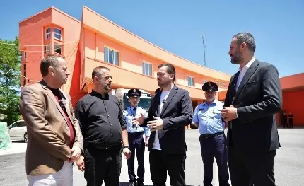 Kontrolle në Qafë -Thanë/ Ministrat Lamallari dhe Salla inspektojnë pikën kufitare, me fokus sigurinë ushqimore
