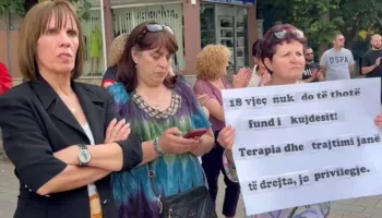 Korça në ditën e tetë të protestës, personat me aftësi të kufizuara kërkojnë trajtim e kushte më të mira
