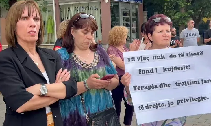 Korça në ditën e tetë të protestës, personat me aftësi të kufizuara kërkojnë trajtim e kushte më të mira