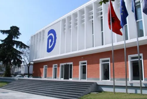 Krasniqi: Në Këshillin Kombëtar të PD dominuan mesazhet “rroftë kryetari”, mungoi debati për qeverisjen
