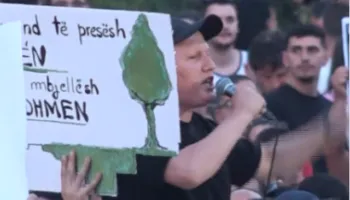 Kreministri shan e ofendon protestuesit/ Gazetari Stafa: Ku është shëndetësia shqiptare sot?
