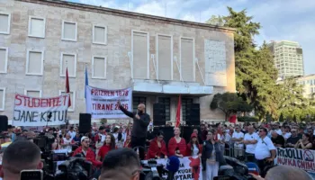 Kreu i PD-së bëri thirrje për mbështetjen e protestës, të rinjtë e FRPD-së zhurmojnë folësit kur thërrasin “Berisha n’burg”