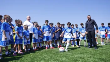 Kryeqytetit iu shtua sot një tjetër terren modern futbolli (VIDEO)