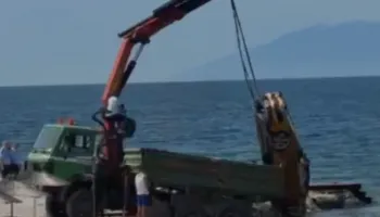 Ksamil/ Nxirret nga deti jet ski-ja e 22-vjeçarit që humbi jetën pas përplasjes me skafin e Policisë Kufitare