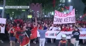 “Ku ka si ty o Shqipëria ime”/ Protestuesit këndojnë këngë patriotike para parlamentit gjatë marshimit masiv