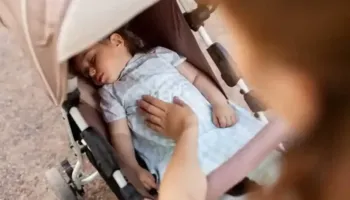 Kujdes, ky gabim i thjeshtë në vapë mund të rrezikojë jetën e fëmijës tënd