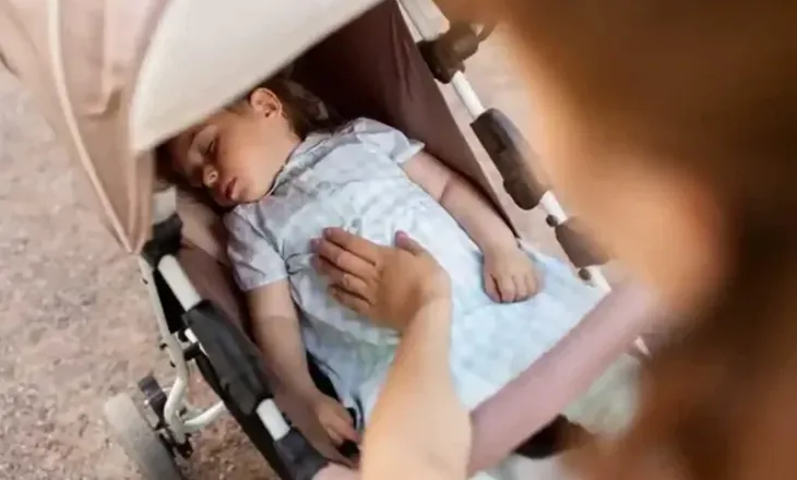 Kujdes, ky gabim i thjeshtë në vapë mund të rrezikojë jetën e fëmijës tënd