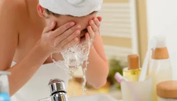 Kujdesi për lëkurën gjatë verës, çfarë ndryshon vërtet në rutinën tuaj