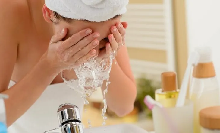 Kujdesi për lëkurën gjatë verës, çfarë ndryshon vërtet në rutinën tuaj