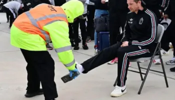 Kupa e Botës “damkoset” për racizëm: Yje të futbollit, arbitra dhe zyrtarë të ekipeve finaliste kontrollohen si banditë nëpër aeroporte!