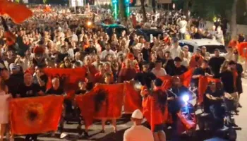 Kuq e Zi! Atmosferë magjike nga protesta e qytetarëve, flamujt kombëtarë marshojnë në Bulevard