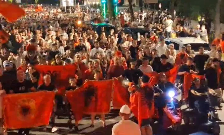 Kuq e Zi! Atmosferë magjike nga protesta e qytetarëve, flamujt kombëtarë marshojnë në Bulevard