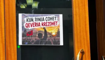 “Kur rinia çohet, qeveria rrëzohet”, Klevis Balliu vendos pankartë tek dera e Kuvendit, hiqet më pas nga Garda
