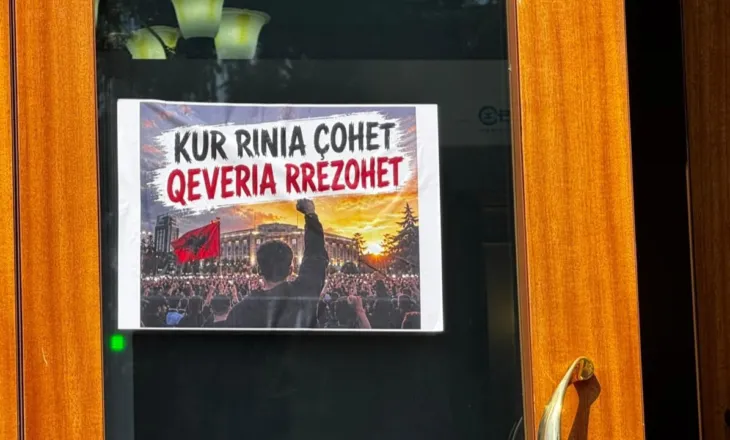“Kur rinia çohet, qeveria rrëzohet”, Klevis Balliu vendos pankartë tek dera e Kuvendit, hiqet më pas nga Garda