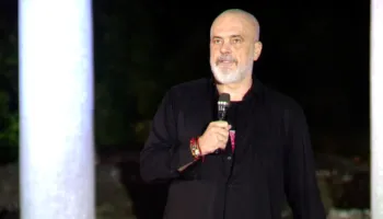 “Kush janë këta që thonë se Shqipëria është e jona, dëgjo popullin dhe ik”, Rama i përgjigjet protestuesve: Minimumi duhet të ulesh dhe të kërkosh transparencë